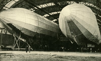 Luftskibe i hangar, Første Verdenskrig, 1914, c1920. af Unbekannt