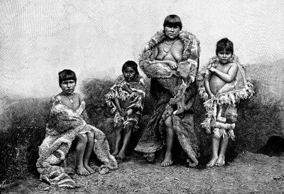 Alakaluf Fuegians, klædt i guanacoskind, Chile, 1895 af Unbekannt