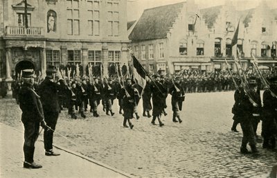 Albert I af Belgien gennemgår tropper, Første Verdenskrig, 1914, c1920. af Unbekannt