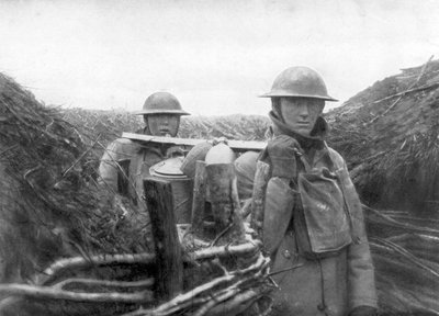 Amerikanske tropper ved fronten leverer suppe til deres kammerater, 1917-1918 af Unbekannt