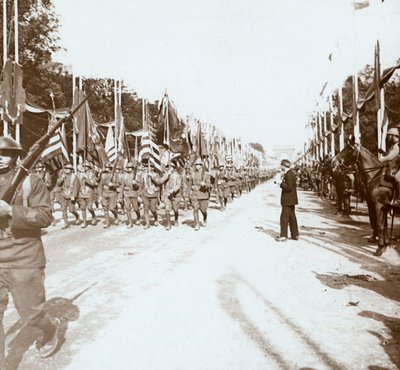 Amerikanske tropper marcherer i sejrsparade, Paris, Frankrig, c1918-c1919 af Unbekannt