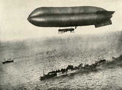 Et luftskib, der eskorterer en konvoj, 1919. af Unbekannt