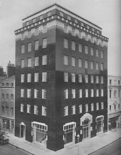 En helt sort bygning i London lettet af en blondelignende halsbånd af hvid, c1935 af Unbekannt