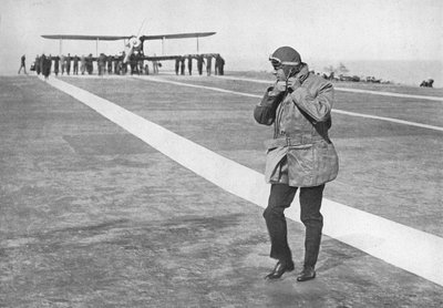En historisk lejlighed: Kong Edward fjerner sin flyvende hjelm, 1936 af Unbekannt