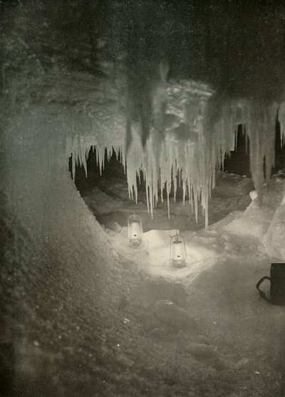 En ishule om vinteren. Fotograferet af Light of Hurricane Lamps, c1908, 1909. af Unbekannt
