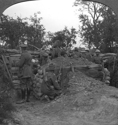 En avanceret skyttegrav holdt af Dogras og en maskingeværsektion fra det indiske kavaleri, 1900-tallet af Unbekannt