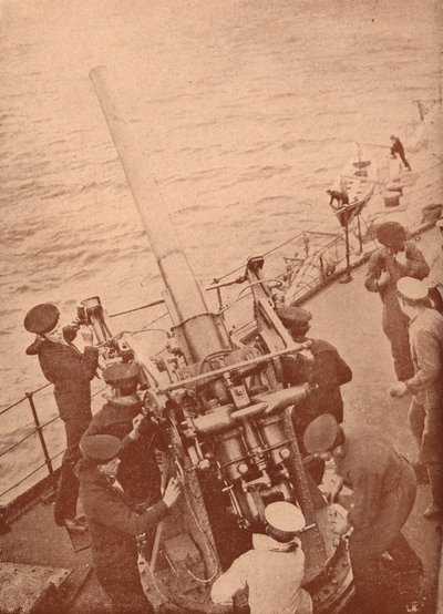 En luftværnspistol i aktion på et britisk slagskib, c1917 1919 af Unbekannt