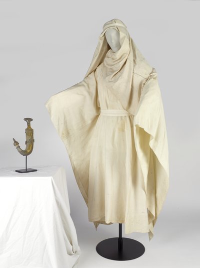 Arabiske klæder og en hovedbeklædning, kendt som en keffiyah, tilhørende T E Lawrence (silke) af Unbekannt