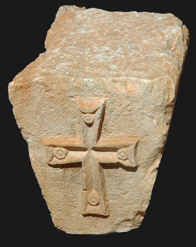Arkitektoniske detaljer af en byzantinsk hovedstad dekoreret med et kors (sten) af Unbekannt