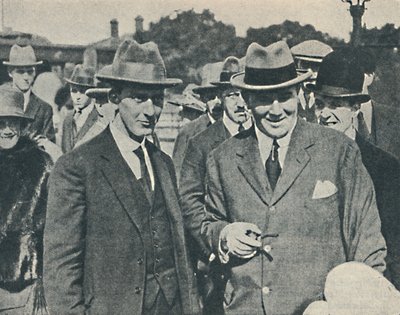 Ankomst til England. Kaptajn Cecil Foster og hans overbetjent Gravesend, august, 1923, 1936 af Unbekannt