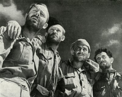 Da tyskerne stødte mod Alamein, gik disse fire mænd ind i de britiske linjer, c1942-1943, 1945 af Unbekannt