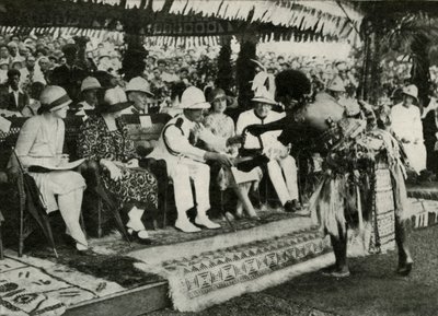 I Suva, Fiji. Præsenterer en Tabua-tand af kaskelothvalen ...1927, 1937. af Unbekannt