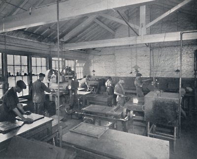 På arbejde i støberiet. Fremstilling af voksforme til siderne, 1917 af Unbekannt