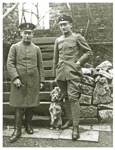 Østrigske eller italienske soldater med en hund, februar 1918 (foto) af Unbekannt