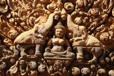 Banteay Srei-templet i Angkor i Cambodja. Lakshmi, hinduistisk rigdomsgudinde og gud Vishnus hustru, drysses med helligt vand af to elefanter Siem Reap Cambodia af Unbekannt