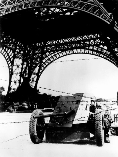 Pigtråd og panserværnspistol under Eiffeltårnet, tysk-besatte Paris, 1940-1944 af Unbekannt