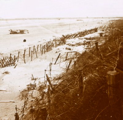 Pigtrådsbarrierer på stranden, Nieuwpoort-Bad, Flandern, Belgien, c1914-c1918 af Unbekannt