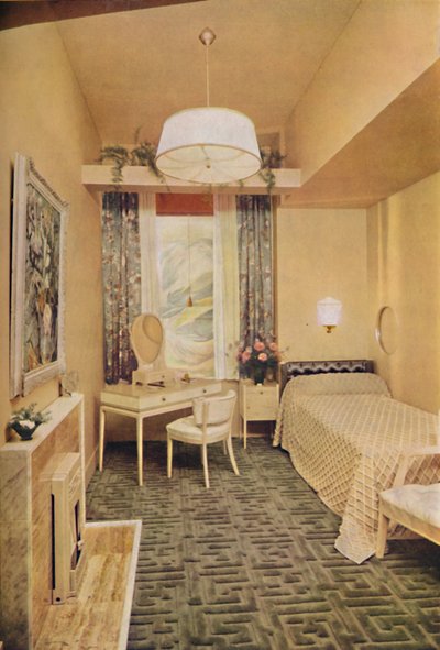 Soveværelse designet af Esmé Gordon, A.R.I.B.A., A.R.I.A.S., med græsk nøgledesign W Wilton Carpet af J af Unbekannt