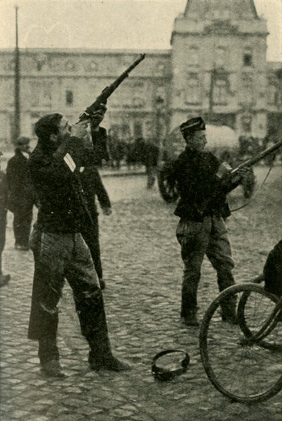 Belgiske militærcyklister skyder mod et tysk fly, Første Verdenskrig, 1914-1918, c1920. af Unbekannt