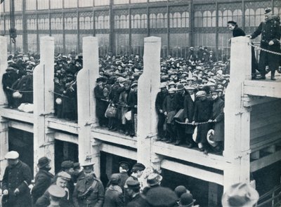 Belgiske flygtninge på havnen i Oostende venter på en båd, der tager dem til England, 1914. af Unbekannt