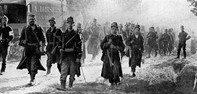 Belgian troops nearing the scene of battle, First World War, 1914 af Unbekannt