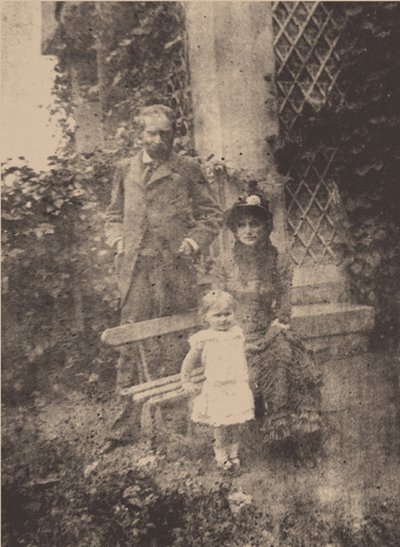 Berthe Morisot, hendes mand Eugène Manet og deres datter, Julie, ca 1881 af Unbekannt