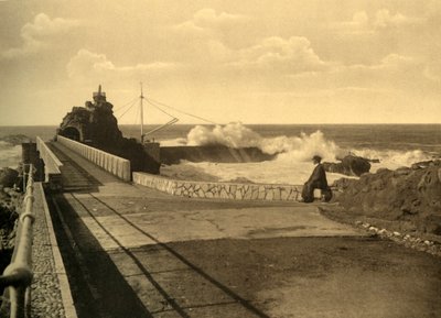 Biarritz - Ved Rocher de la Vierge ved store remps, c1930. af Unbekannt