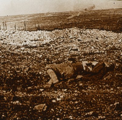 Lig med spærreild i det fjerne, c1914-c1918 af Unbekannt