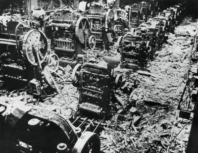 Bombeskader på en Renault-fabrik, Sevres, Paris, 4. april 1943 af Unbekannt