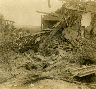Udbombet bygning, lig af død soldat i forgrunden, 1916 af Unbekannt