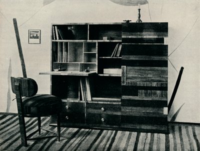 Reol og stol. Designet og udført af Hans Hartl, c1927 af Unbekannt