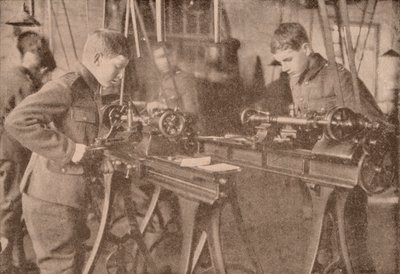 Boys of Bradfield College fremstiller skaldele, Berkshire, c1916 1928 af Unbekannt