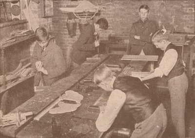 Boys of Harrow School laver skinner, krykker og andre artikler til sårede, c1916 1928 af Unbekannt