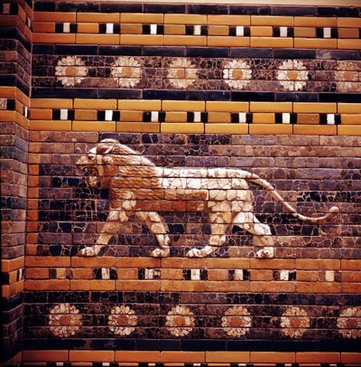 Murstensrelief af en løve på væggene af den hellige vej, der fører til Ishtar-porten, Babylon, c580 f.Kr. af Unbekannt