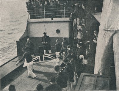 Bringing the Body on Deck, c1900, 1910 af Unbekannt