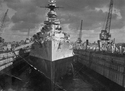 Britisk slagskib HMS Malaya i en flydedok, Malta, c1937 af Unbekannt