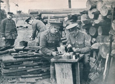 Britiske ingeniører med ekspeditionsstyrken laver håndgranater af tobaksdåser, c1914 af Unbekannt
