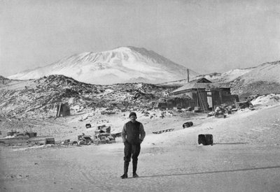 Britisk opdagelsesrejsende Ernest Shackleton ved Cape Royds base camp, Antarktis, 1908 af Unbekannt