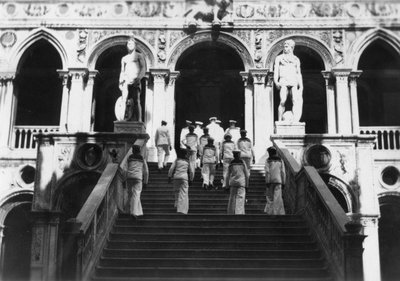 Britiske sømænd besøger Dogespaladset, Venedig, Italien, 1938 af Unbekannt