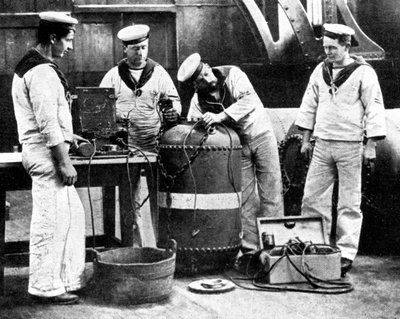 Britiske sømænd forbinder en mine, Første Verdenskrig, 1914 af Unbekannt