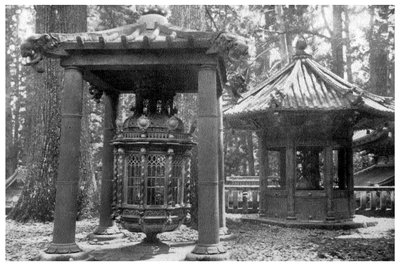 Bronzelanterne fra Korea og kandelaber fra Holland, Japan, 1904 af Unbekannt