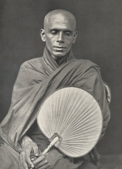 Buddhistisk munk fra Burma-sekten med palmeblade, 1926 af Unbekannt