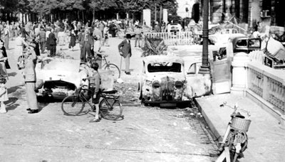 Ausgebrannte Autos, Place de la Concorde, Befreiung von Paris, August 1944 von Unbekannt