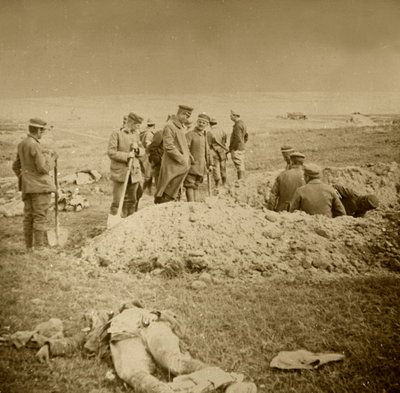 Begravelse af lig, Sainte-Marie-à-Py, Nordfrankrig, c1914-c1918. af Unbekannt
