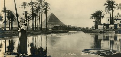 Kairo - Oversvømmelsestid nær pyramiderne, c1918-c1939. af Unbekannt