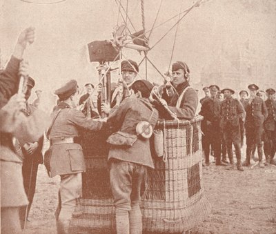 Canadisk officiel filmfotograf og assistent klar til at stige op i en drageballon, c1917 1919 af Unbekannt