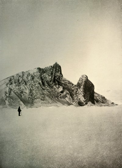 Kap Barne. Søjlen i højre forgrund er vulkansk, c1908, 1909. af Unbekannt