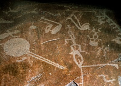 Udskårne Petroglyph Folk, hjorte, elge, fugle, støvler og cirkler, 4.-3. årtusinde f.Kr. af Unbekannt