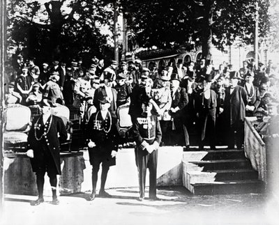 Ceremoni med højtstående personer og embedsmænd, c1914-c1918 af Unbekannt