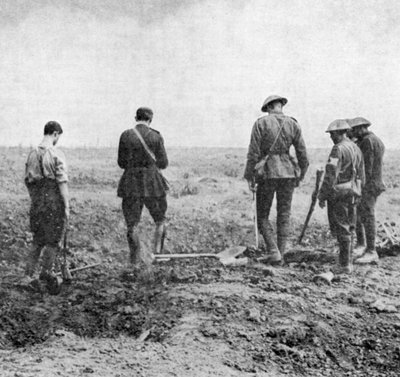 Kapellan udfører begravelsestjeneste i marken, mens begravelsesfest viser deres respekt, c1916 af Unbekannt